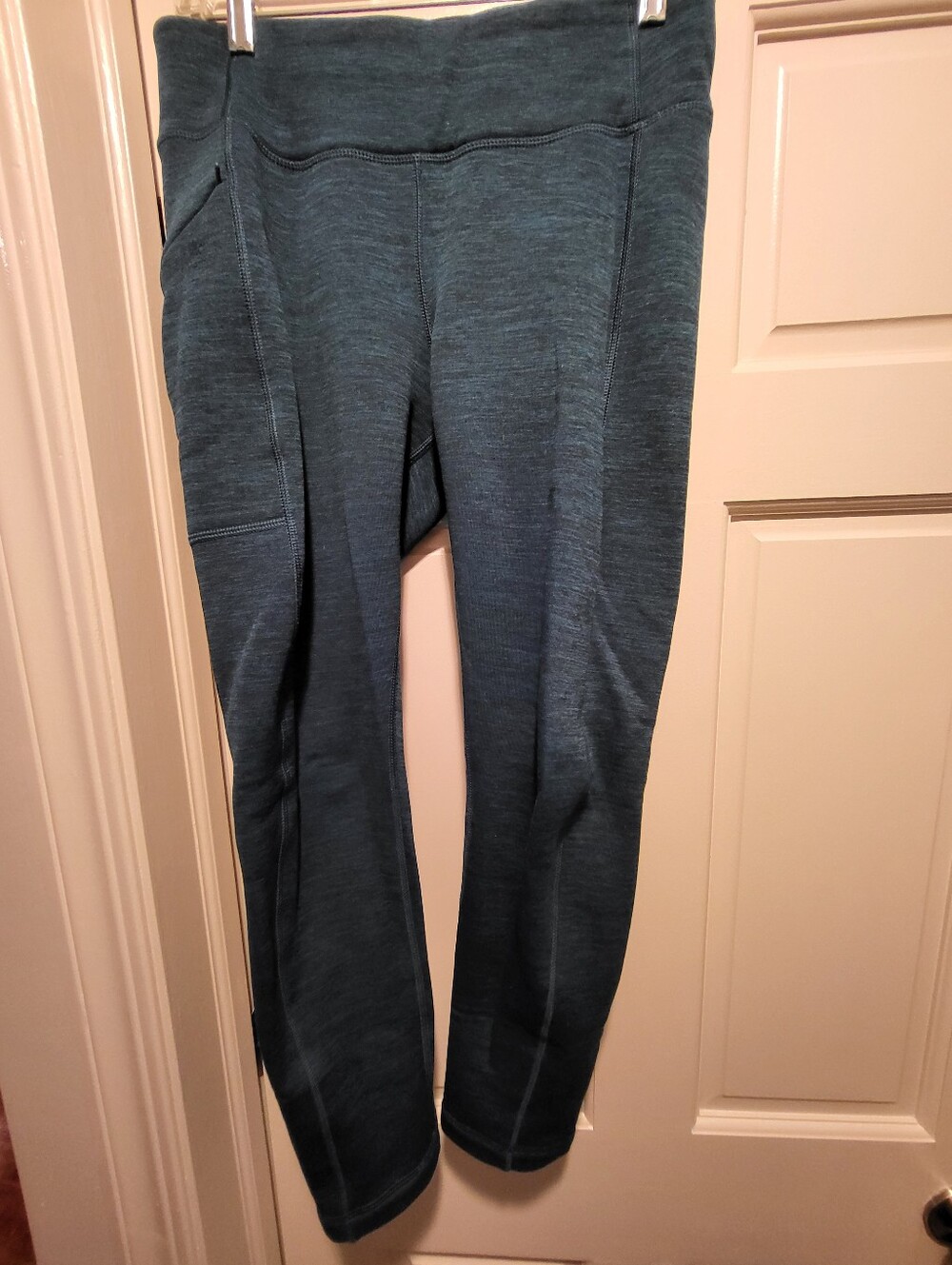 Title Nine Teal-Blue Leggings womens. 28.5" Inseam. 1 Zippered Pocket.